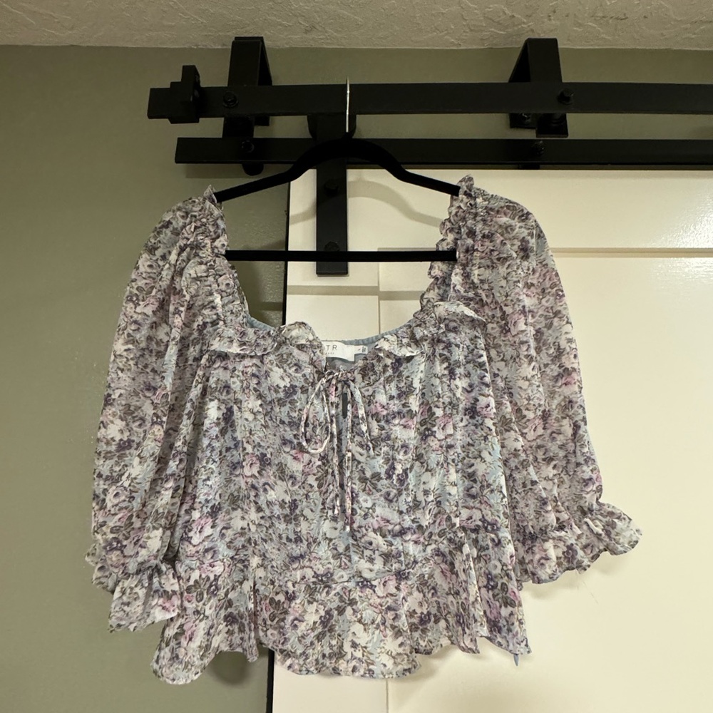 ASTR Ruffle Floral Keyhole Crop Top